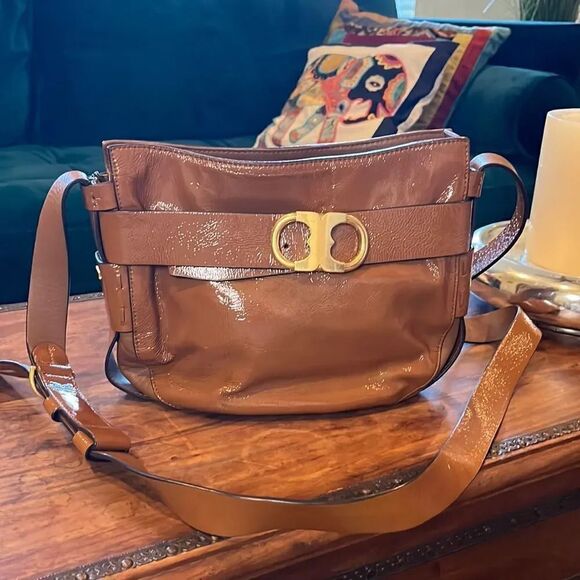 Tory Burch Handbags - Tory Burch Tan Patent Leather Gemini Link Crossbody Bag!